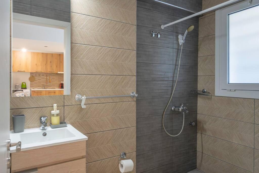 Renovated And Cozy Apartment Close To Metro アテネ エクステリア 写真